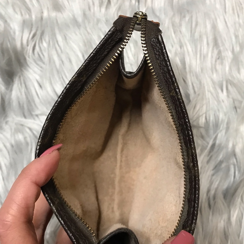 AUTH Louis Vuitton Toiletry Pouch 15 TH0965 - Picture 6 of 7